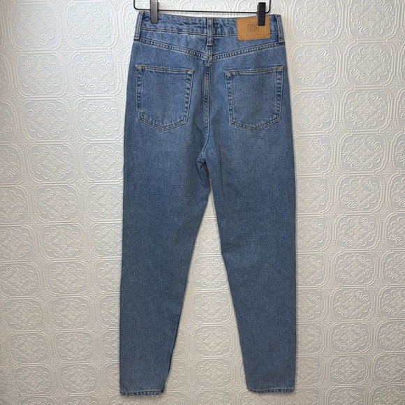 BDG | Urban Outfitters High Rise Mom Jeans in a Light Wash, Size 25, NWT - Picture 8 of 16